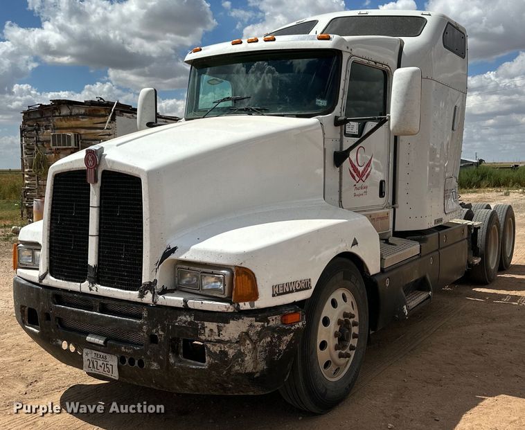 image for item DQ1386 2004 Kenworth T600  semi truck