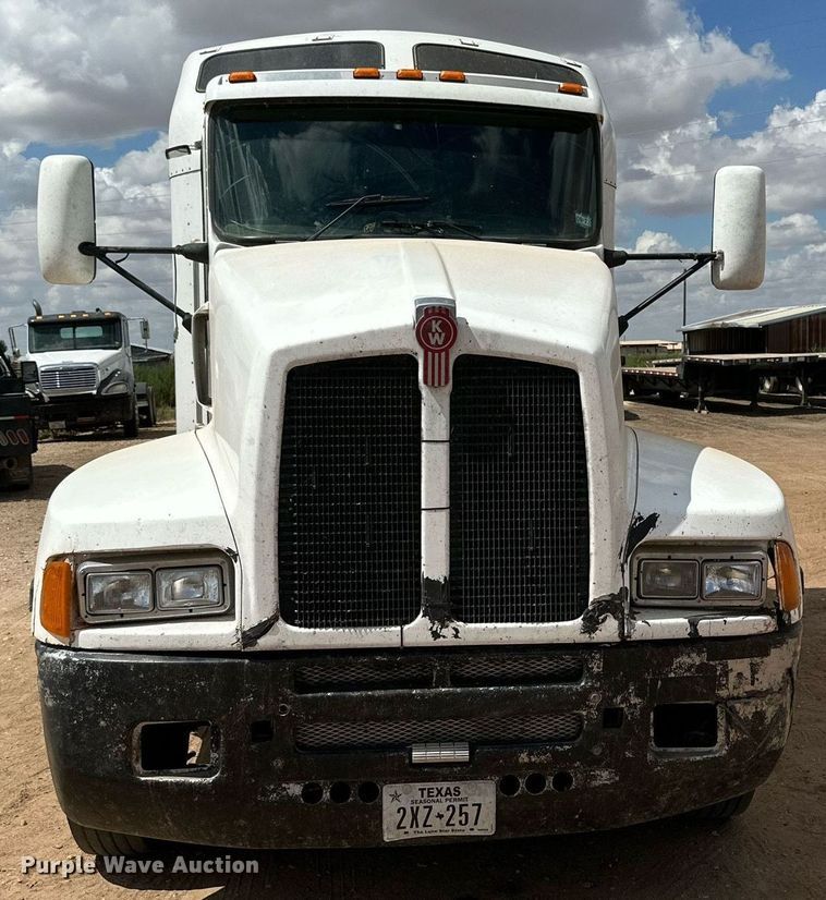 image for item DQ1386 2004 Kenworth T600  semi truck