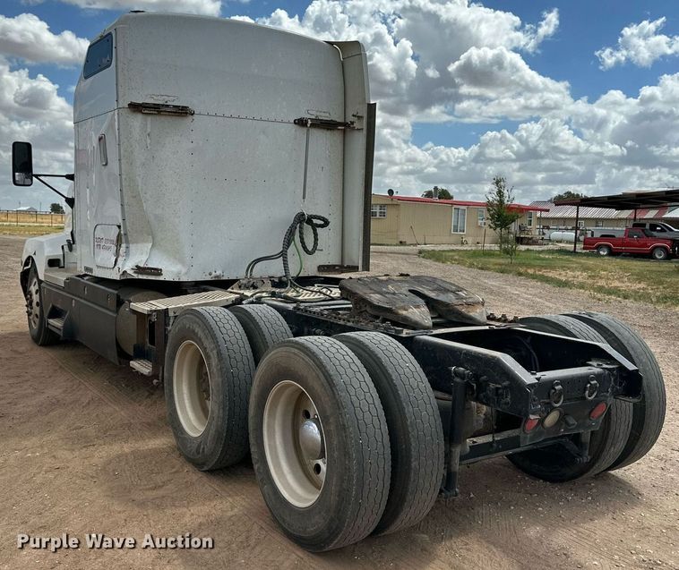 image for item DQ1386 2004 Kenworth T600  semi truck