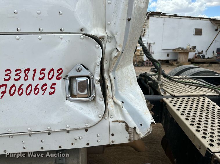 image for item DQ1386 2004 Kenworth T600  semi truck