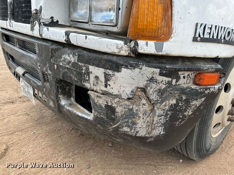 image for item DQ1386 2004 Kenworth T600  semi truck