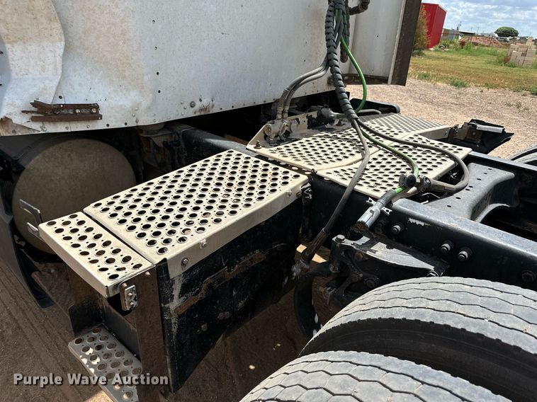 image for item DQ1386 2004 Kenworth T600  semi truck