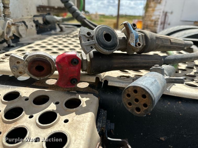 image for item DQ1386 2004 Kenworth T600  semi truck