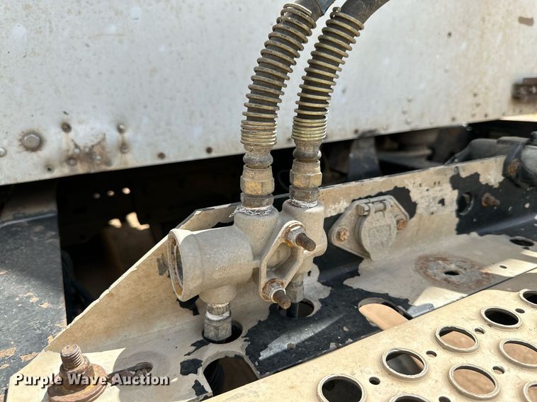 image for item DQ1386 2004 Kenworth T600  semi truck