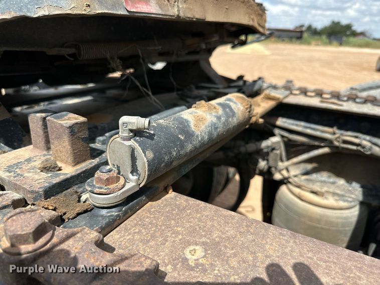 image for item DQ1386 2004 Kenworth T600  semi truck