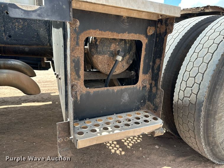 image for item DQ1386 2004 Kenworth T600  semi truck