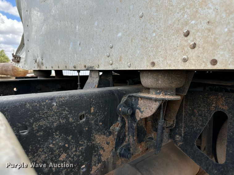 image for item DQ1386 2004 Kenworth T600  semi truck