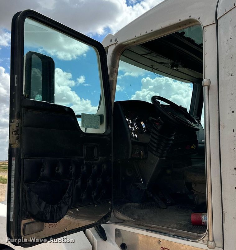 image for item DQ1386 2004 Kenworth T600  semi truck