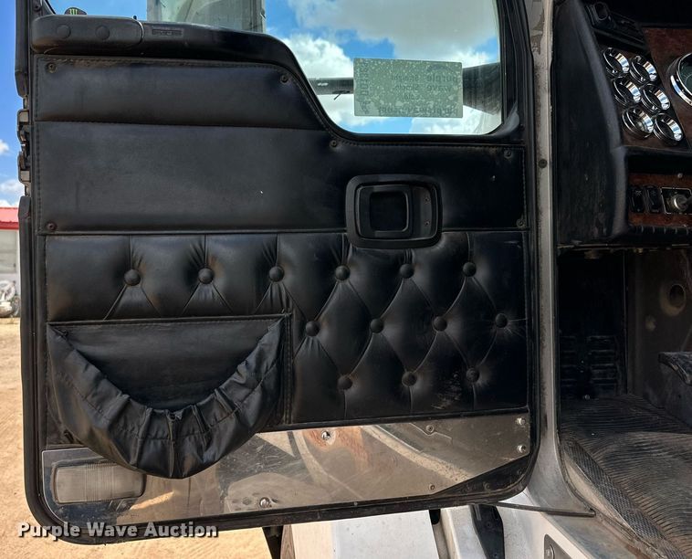 image for item DQ1386 2004 Kenworth T600  semi truck