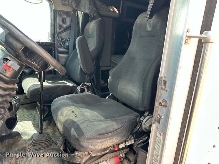 image for item DQ1386 2004 Kenworth T600  semi truck