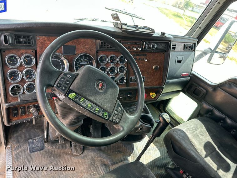 image for item DQ1386 2004 Kenworth T600  semi truck