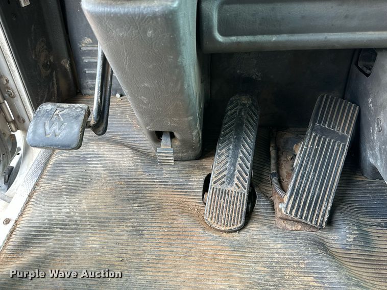 image for item DQ1386 2004 Kenworth T600  semi truck