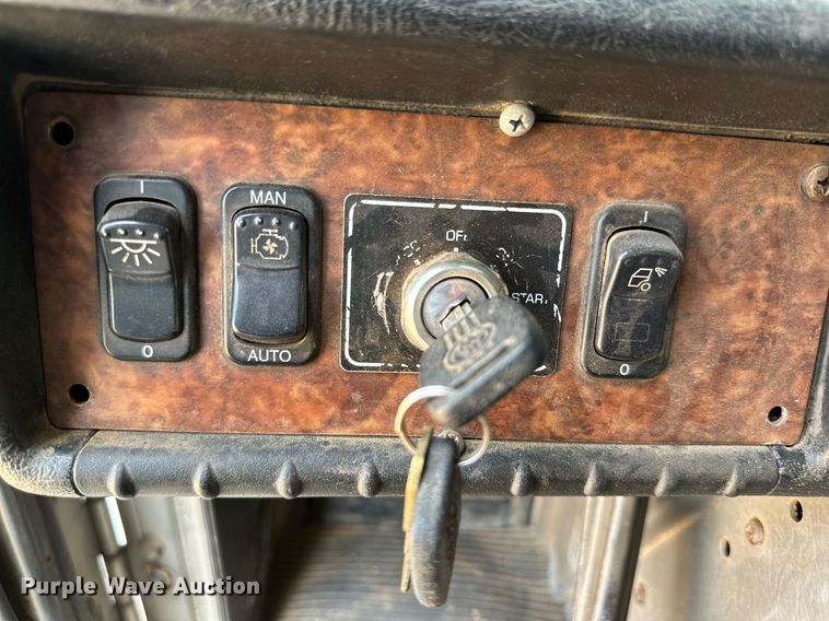 image for item DQ1386 2004 Kenworth T600  semi truck