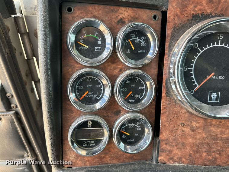 image for item DQ1386 2004 Kenworth T600  semi truck