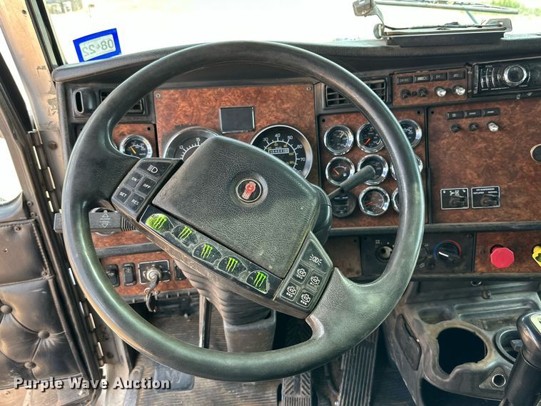 image for item DQ1386 2004 Kenworth T600  semi truck