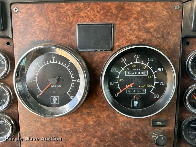 image for item DQ1386 2004 Kenworth T600  semi truck