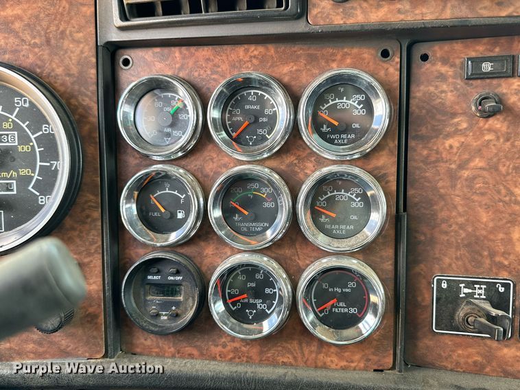 image for item DQ1386 2004 Kenworth T600  semi truck