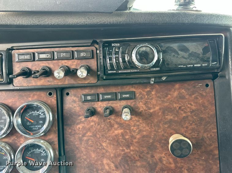 image for item DQ1386 2004 Kenworth T600  semi truck