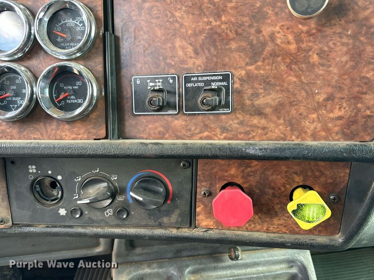 image for item DQ1386 2004 Kenworth T600  semi truck