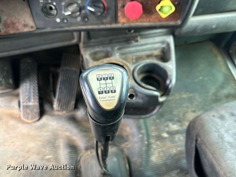 image for item DQ1386 2004 Kenworth T600  semi truck