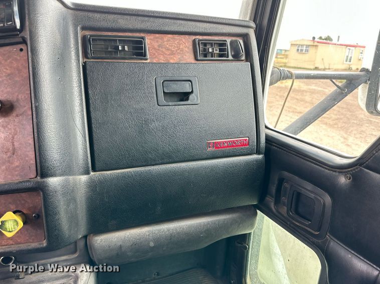 image for item DQ1386 2004 Kenworth T600  semi truck