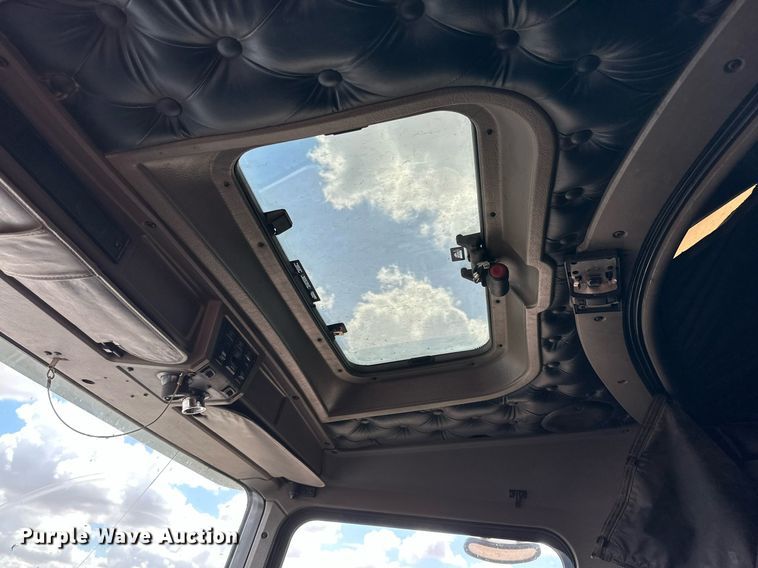 image for item DQ1386 2004 Kenworth T600  semi truck