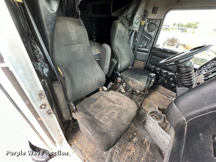 image for item DQ1386 2004 Kenworth T600  semi truck