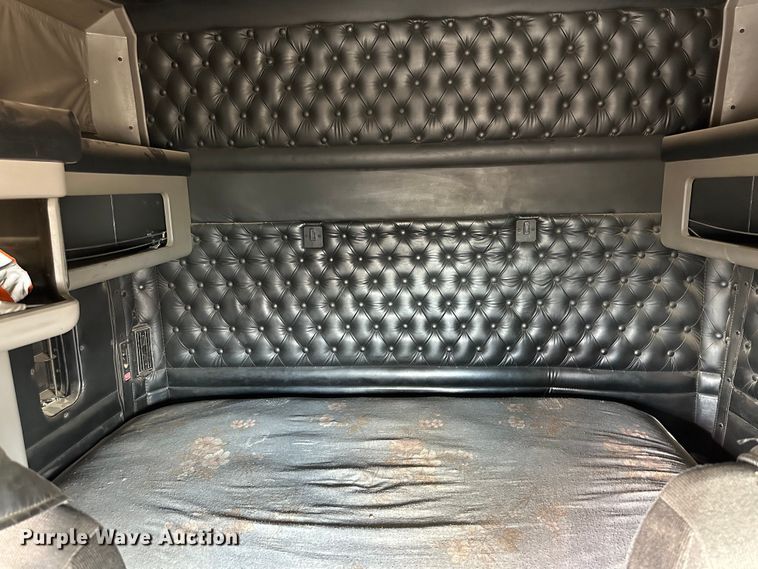 image for item DQ1386 2004 Kenworth T600  semi truck