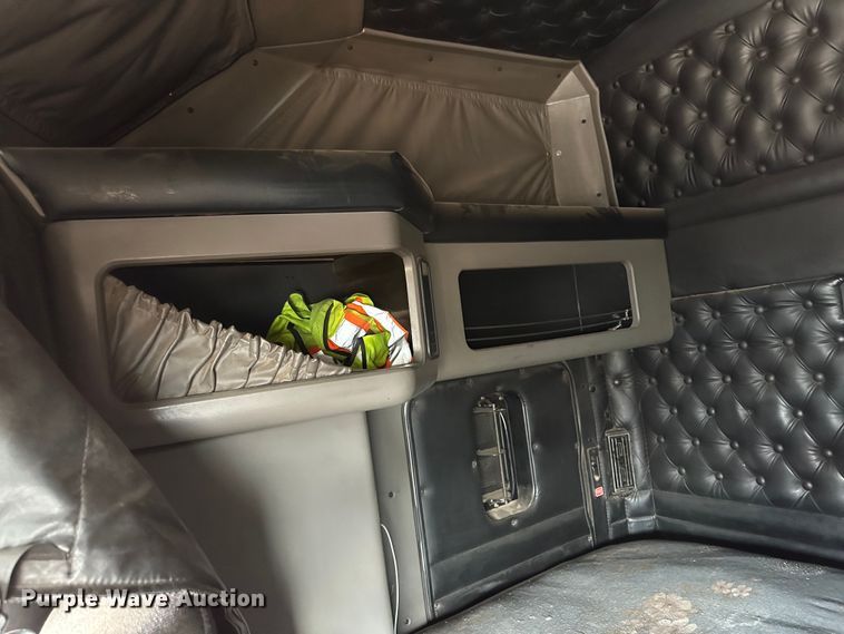 image for item DQ1386 2004 Kenworth T600  semi truck