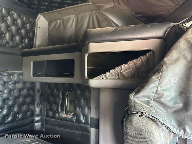 image for item DQ1386 2004 Kenworth T600  semi truck