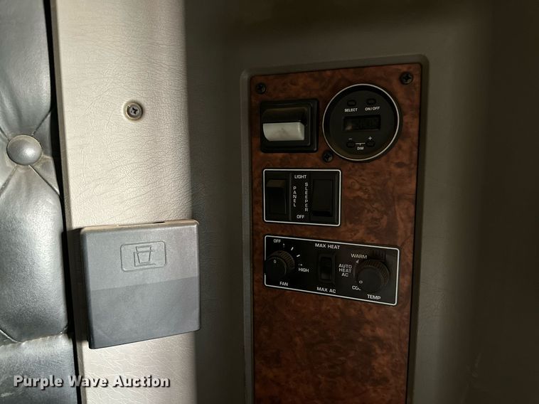 image for item DQ1386 2004 Kenworth T600  semi truck