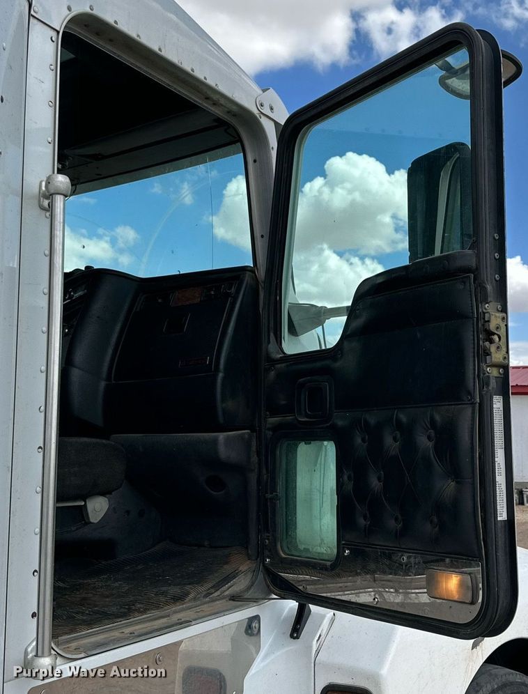 image for item DQ1386 2004 Kenworth T600  semi truck