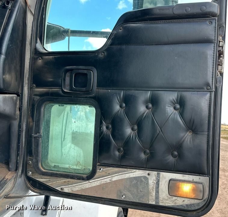 image for item DQ1386 2004 Kenworth T600  semi truck