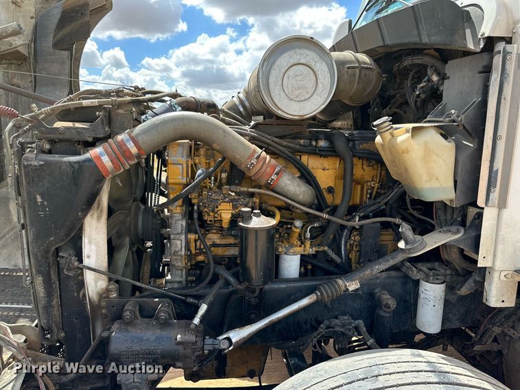 image for item DQ1386 2004 Kenworth T600  semi truck