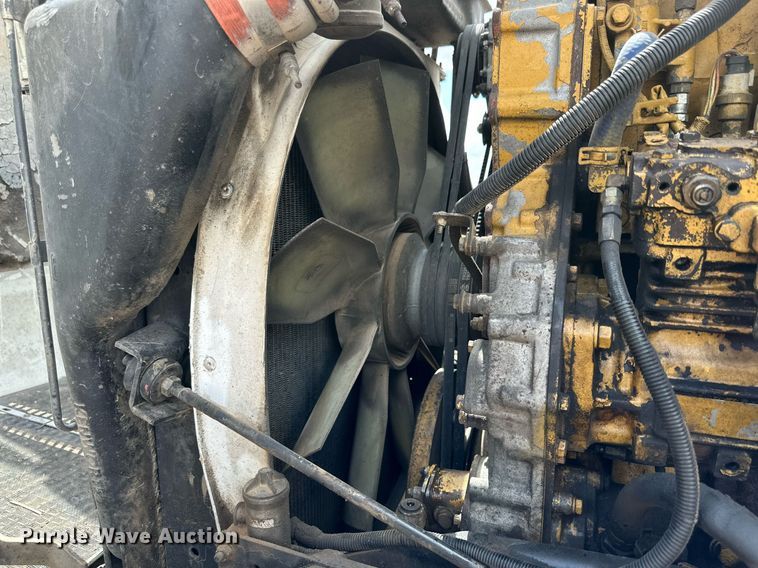 image for item DQ1386 2004 Kenworth T600  semi truck