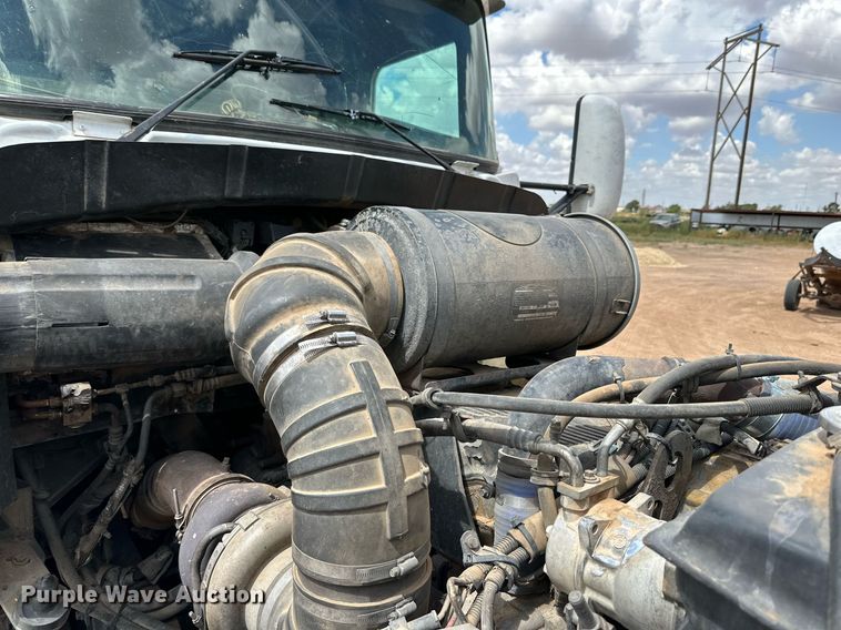 image for item DQ1386 2004 Kenworth T600  semi truck