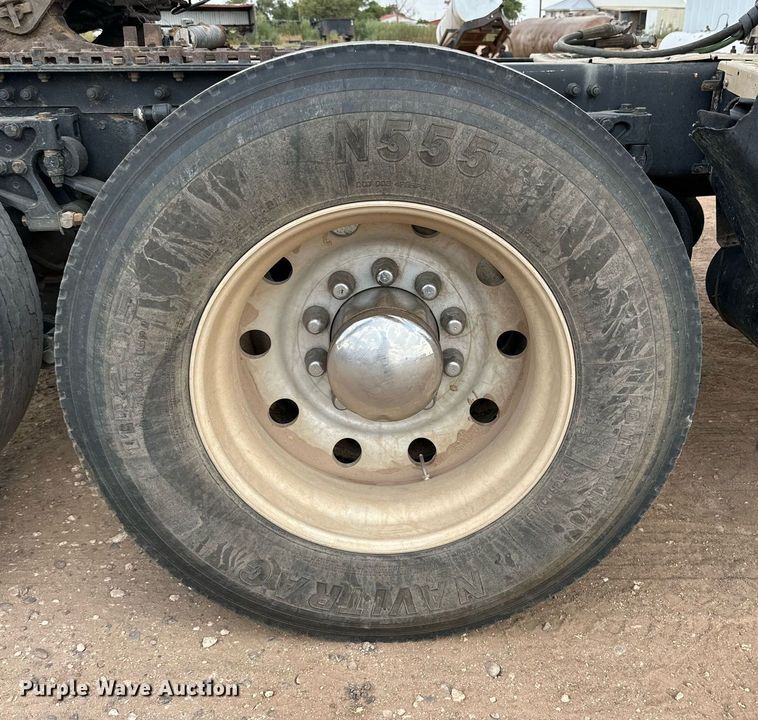 image for item DQ1386 2004 Kenworth T600  semi truck