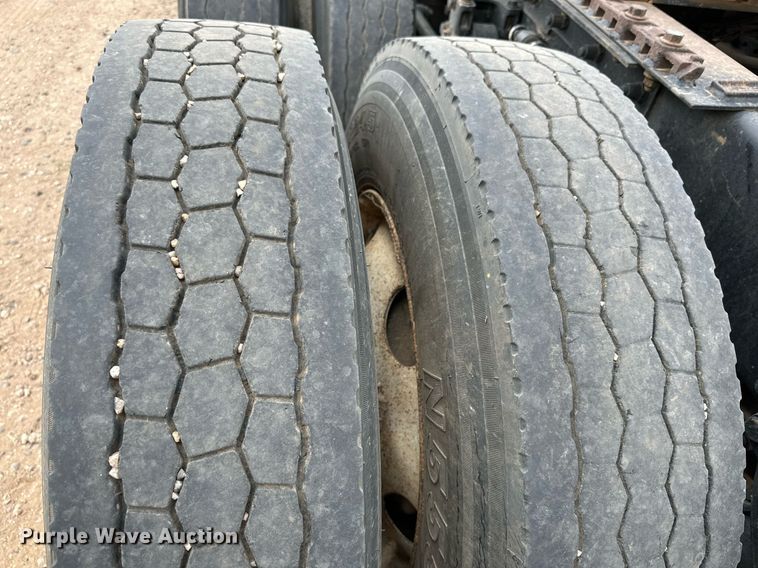 image for item DQ1386 2004 Kenworth T600  semi truck