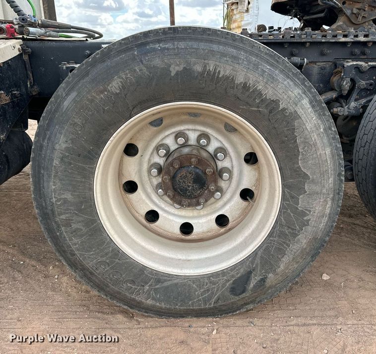 image for item DQ1386 2004 Kenworth T600  semi truck