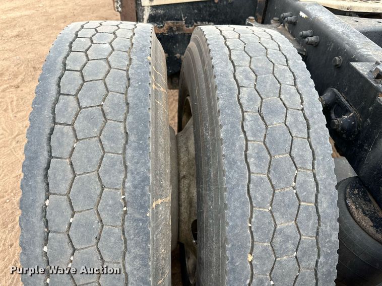 image for item DQ1386 2004 Kenworth T600  semi truck