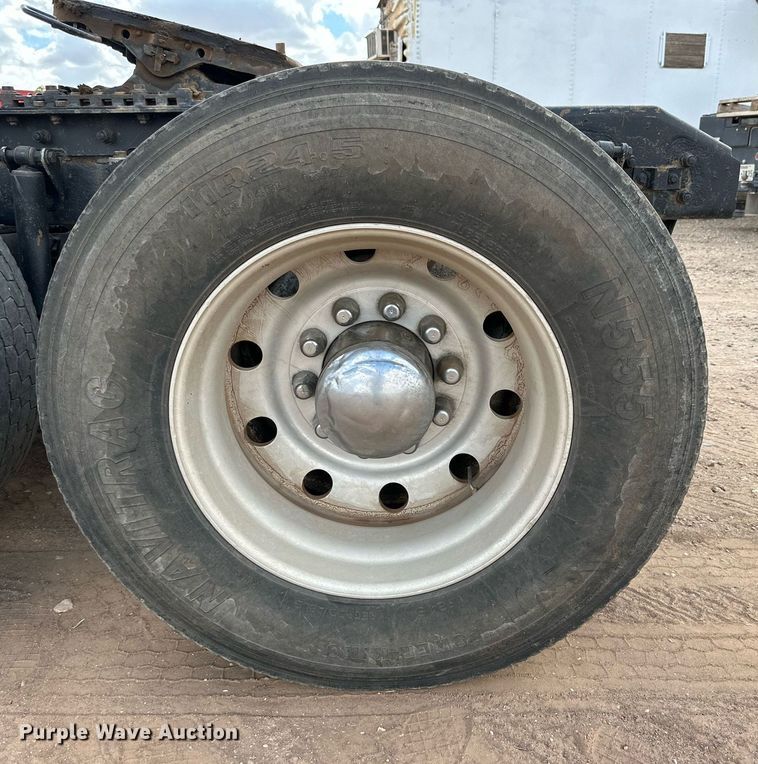 image for item DQ1386 2004 Kenworth T600  semi truck