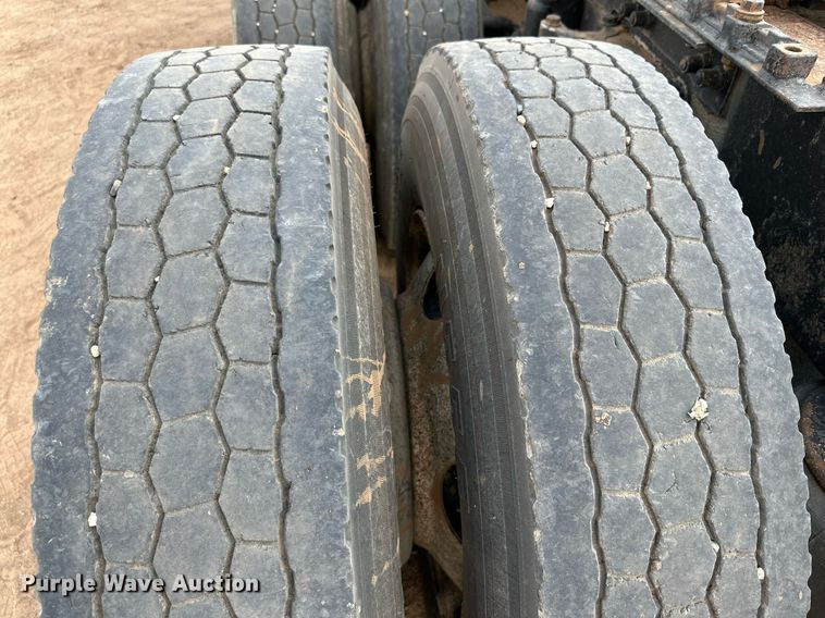 image for item DQ1386 2004 Kenworth T600  semi truck