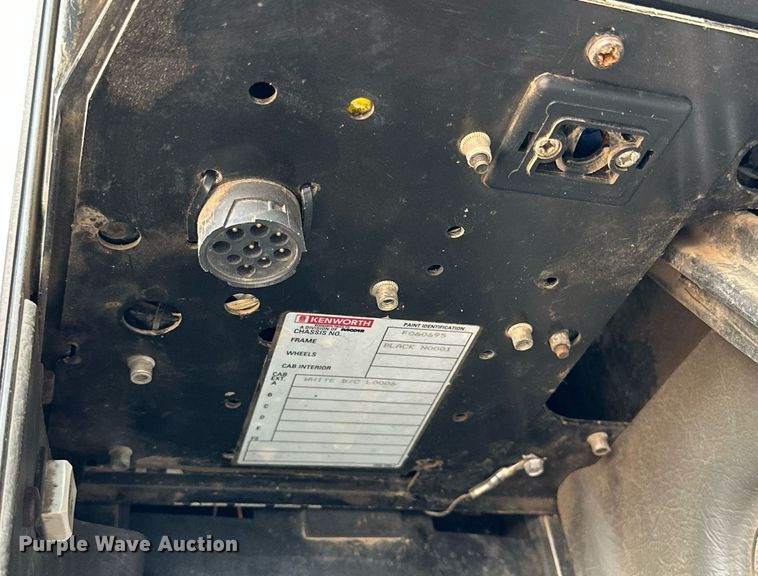 image for item DQ1386 2004 Kenworth T600  semi truck