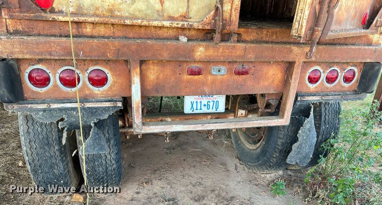 image for item DQ2158 1970 Wilson  grain trailer