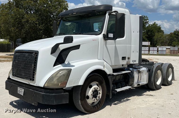 image for item DQ2177 2012 Volvo VNL  semi truck