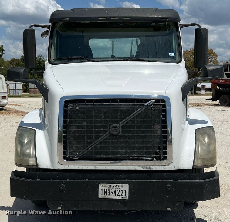 image for item DQ2177 2012 Volvo VNL  semi truck