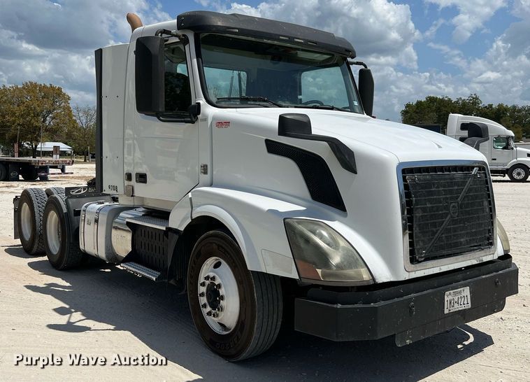 image for item DQ2177 2012 Volvo VNL  semi truck