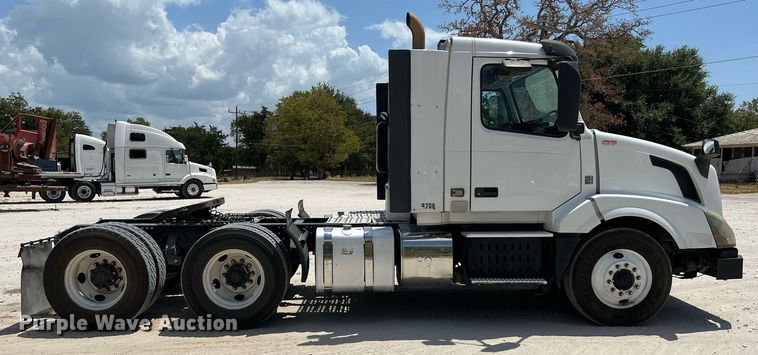 image for item DQ2177 2012 Volvo VNL  semi truck