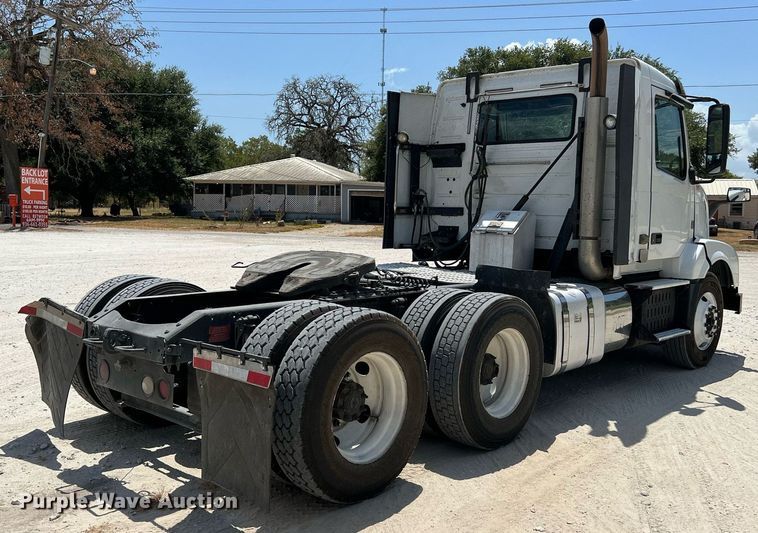 image for item DQ2177 2012 Volvo VNL  semi truck