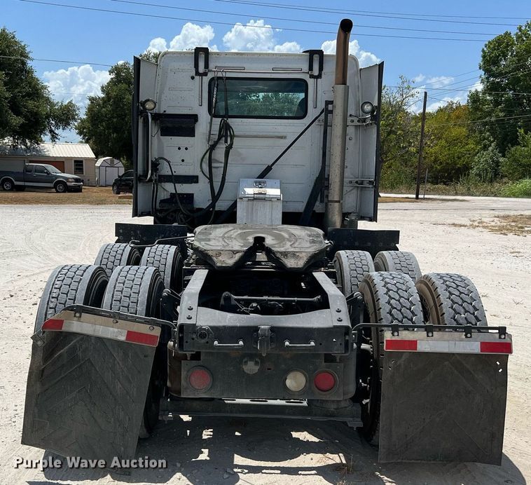 image for item DQ2177 2012 Volvo VNL  semi truck